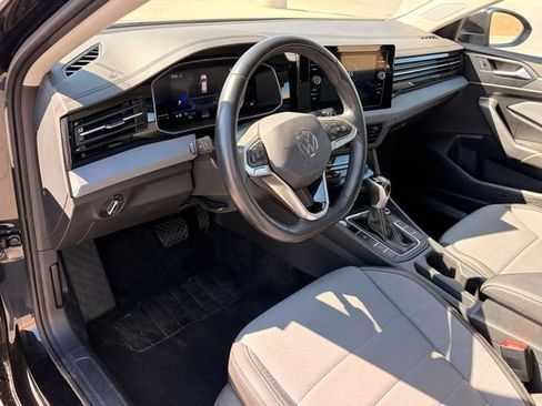 Used 2025 Volkswagen Jetta SE FWD image 12