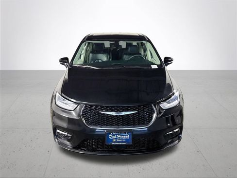 Used 2023 Chrysler Pacifica Touring-L FWD image 3