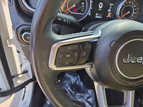 Used 2018 Jeep Wrangler Unlimited Sahara image 30