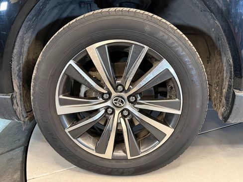 Used 2021 Toyota Venza LE image 25