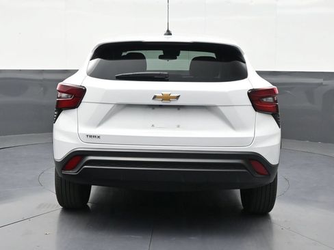 Used 2026 Chevrolet Trax LS FWD image 4