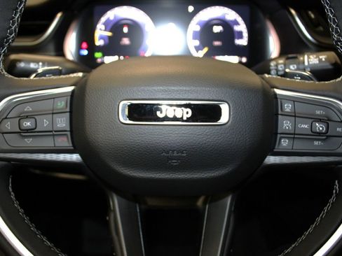 New 2025 Jeep Grand Cherokee Altitude image 11