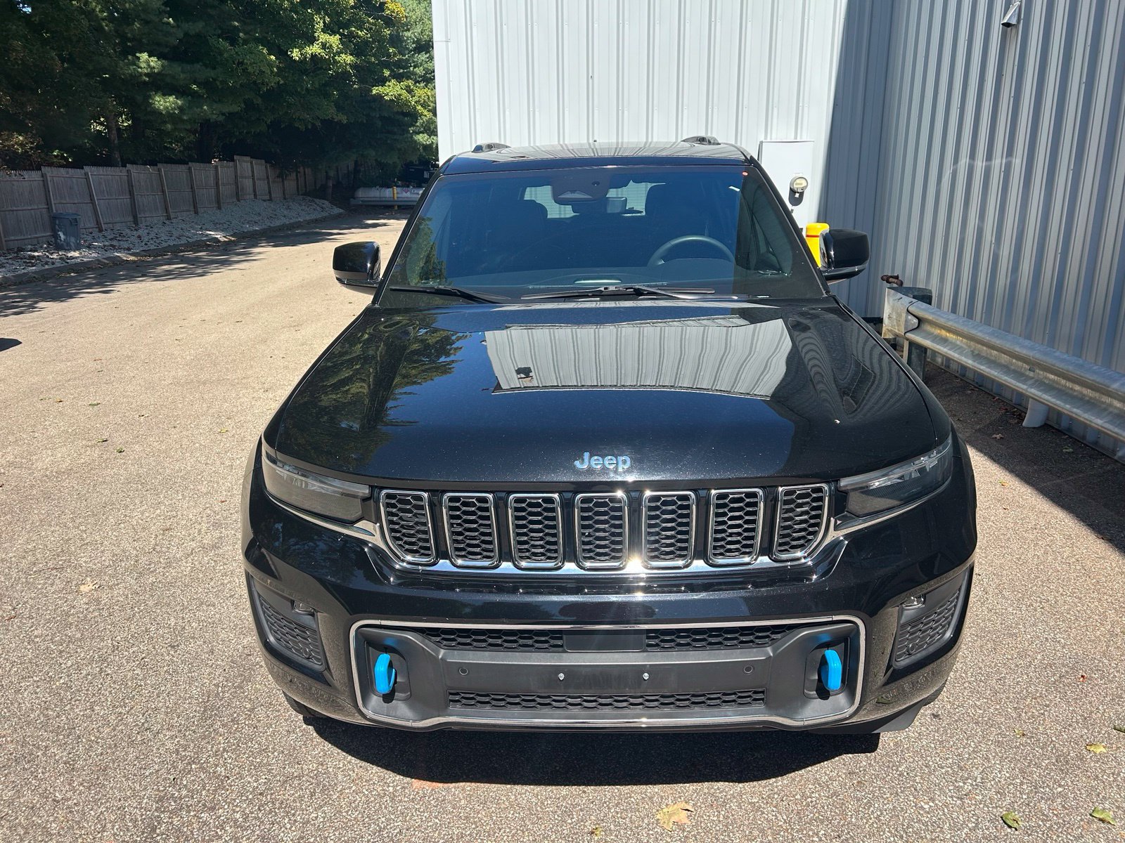 Used 2023 Jeep Grand Cherokee Overland w/ Luxury Tech Group IV AWD/4WD image 2