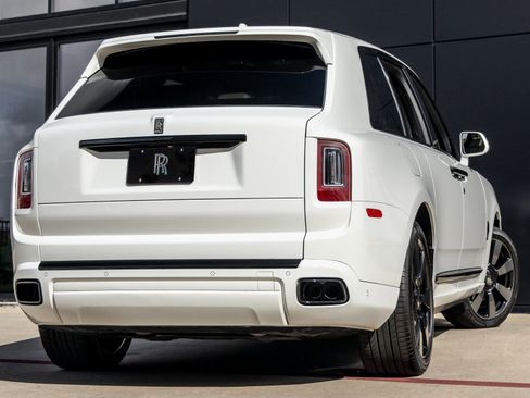 Used 2019 Rolls-Royce Cullinan image 2