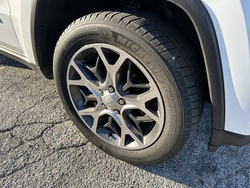 Used 2019 Jeep Grand Cherokee Limited image 7