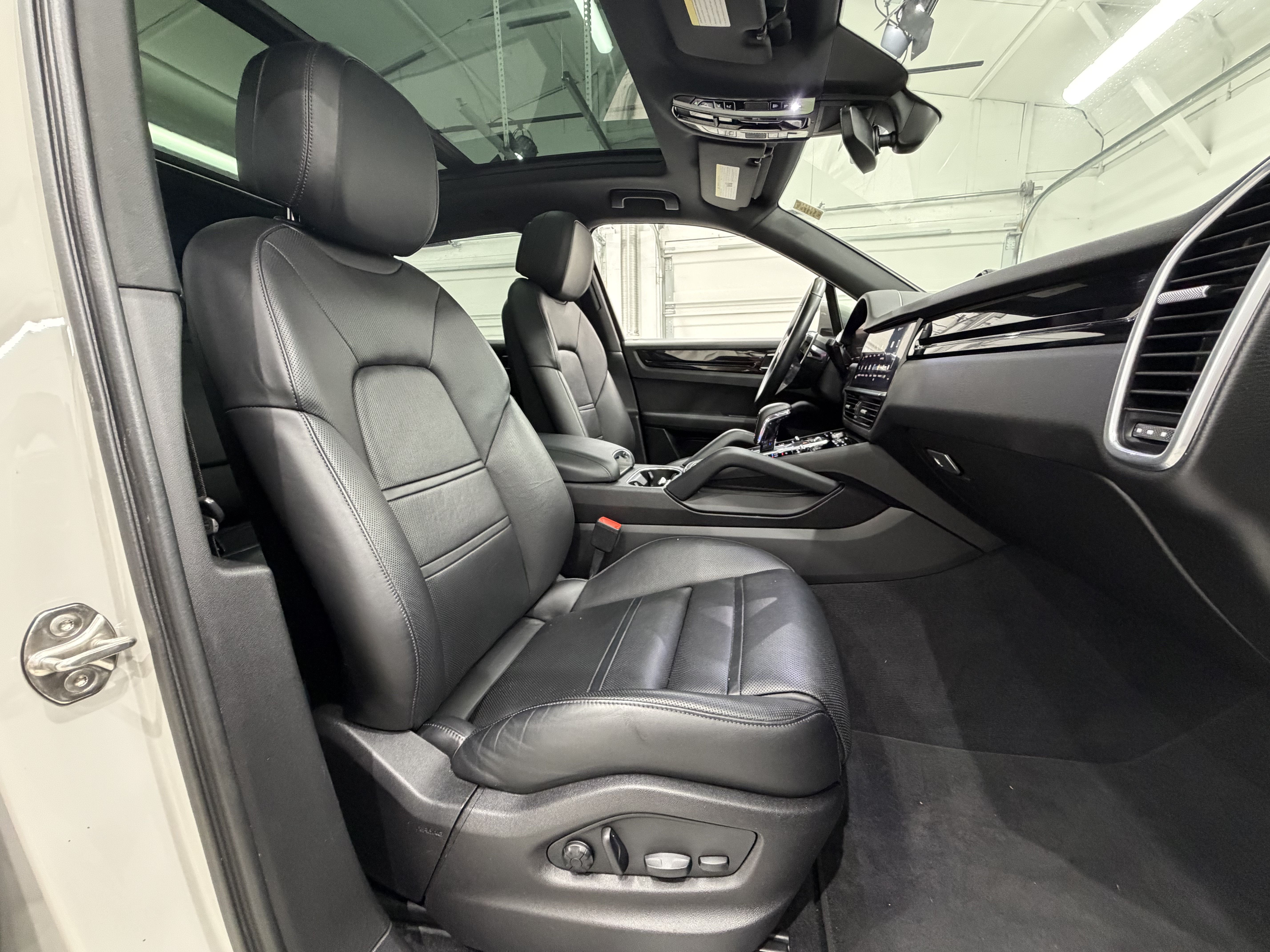 Certified 2023 Porsche Cayenne w/ Premium Package AWD/4WD image 23