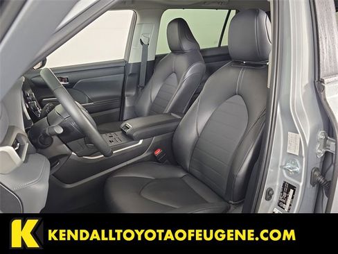 Used 2025 Toyota Highlander XLE image 17