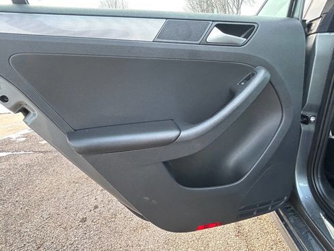 Used 2017 Volkswagen Jetta S image 32