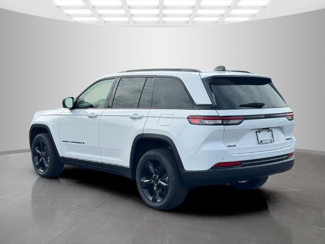 Used 2023 Jeep Grand Cherokee Limited w/ Black Appearance Package AWD/4WD image 5