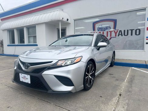 Used 2018 Toyota Camry SE image 12