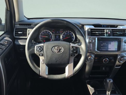 Used 2018 Toyota 4Runner SR5 AWD/4WD image 12