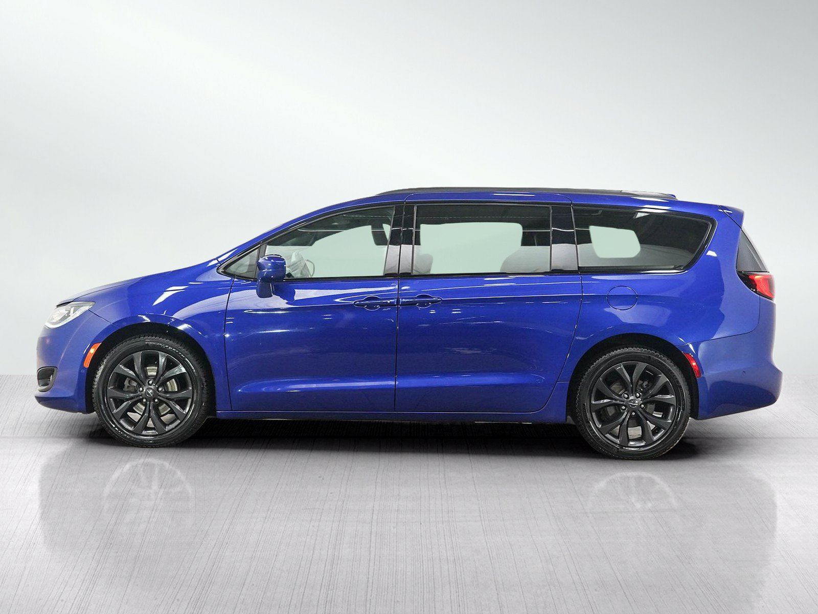 Used 2019 Chrysler Pacifica Touring-L Plus w/ Advanced Safetytec Group FWD image 2