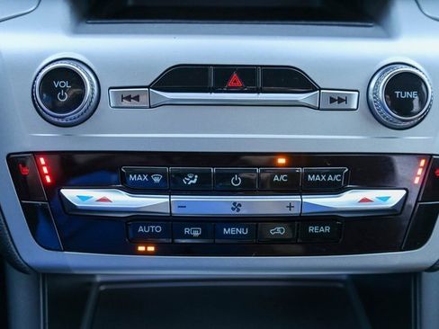 Used 2022 Ford Explorer XLT image 25