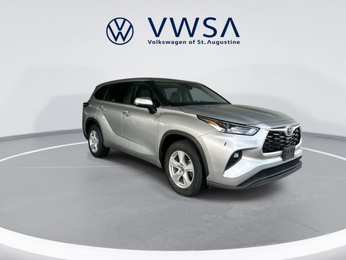 Used 2023 Toyota Highlander LE FWD image 2