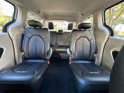 Used 2020 Chrysler Pacifica Touring-L FWD image 34