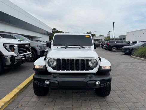 Used 2025 Jeep Gladiator Sport AWD/4WD image 3