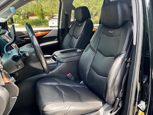 Used 2019 Cadillac Escalade Luxury RWD image 17