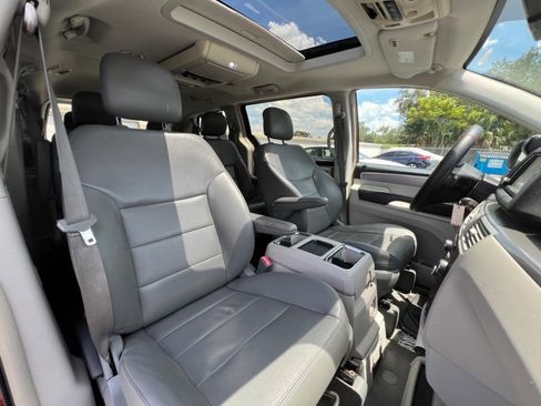 Used 2012 Volkswagen Routan SEL FWD image 25