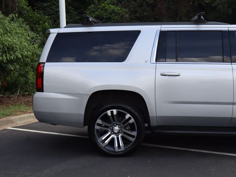Used 2017 Chevrolet Suburban LT w/ Luxury Package RWD image 6