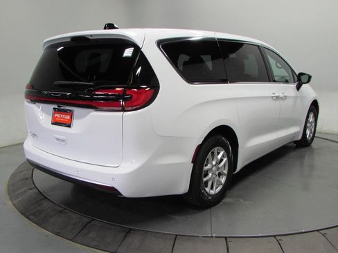 New 2027 Chrysler Pacifica Select FWD image 7