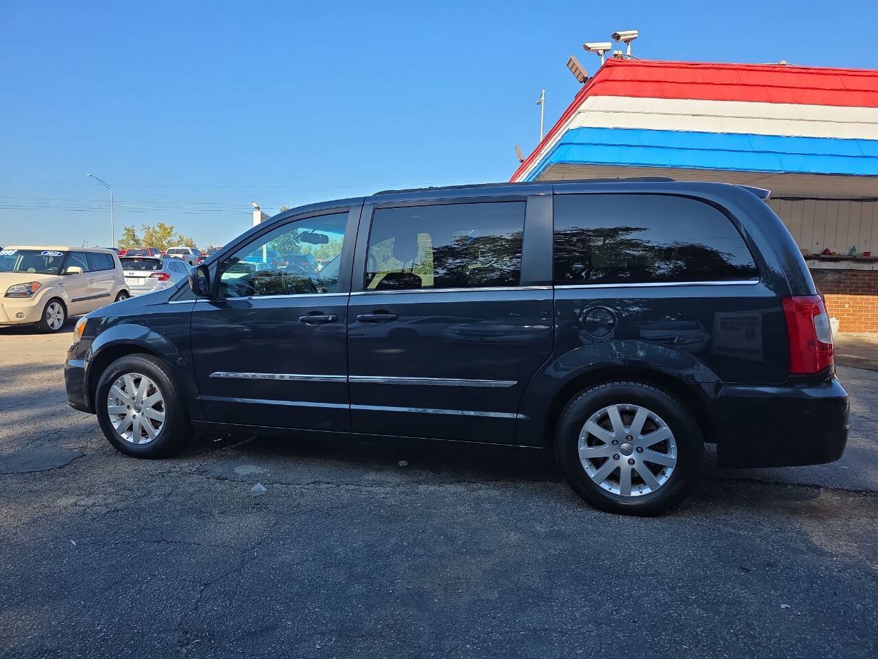 Used 2014 Chrysler Town & Country Touring FWD image 3