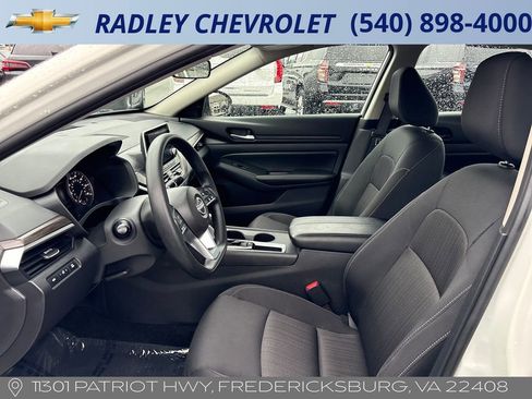 Used 2025 Nissan Altima 2.5 SV FWD image 3