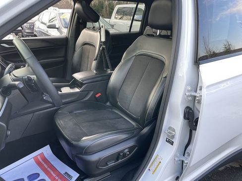 Used 2024 Jeep Grand Cherokee L Altitude image 11