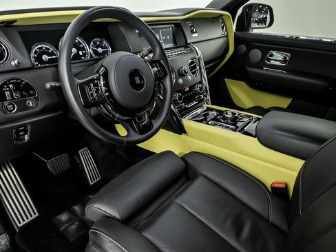 Used 2022 Rolls-Royce Cullinan w/ Dark Exterior Package image 20