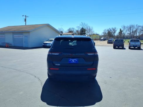 Used 2023 Jeep Grand Cherokee L Laredo image 5