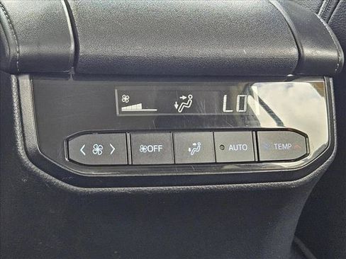 Used 2022 Toyota Highlander XLE FWD image 16