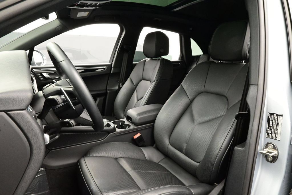 Certified 2025 Porsche Macan AWD/4WD image 5
