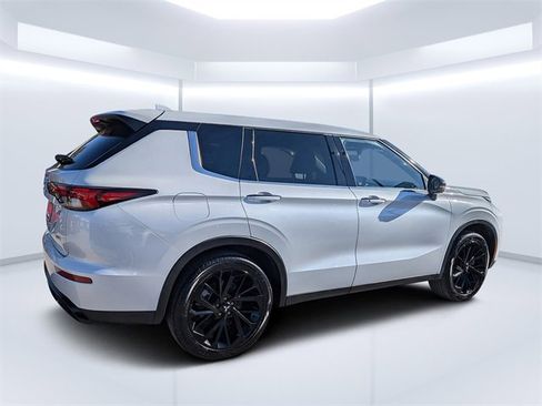 Used 2022 Mitsubishi Outlander SE image 3