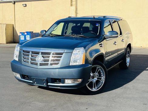 Used 2010 Cadillac Escalade ESV Premium image 3