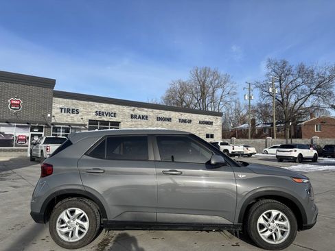 Used 2022 Hyundai Venue SE image 2
