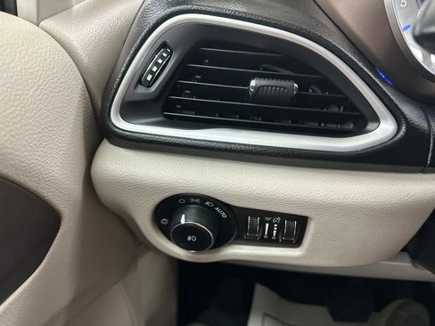 Used 2017 Chrysler Pacifica Touring-L Plus FWD image 39