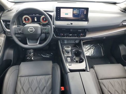 Used 2025 Nissan Rogue Platinum FWD image 12