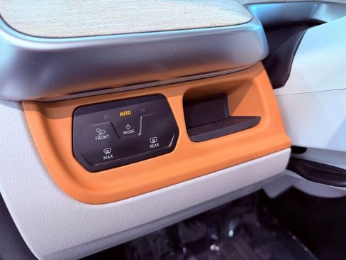 Used 2025 Volkswagen ID. Buzz 1st Edition image 23