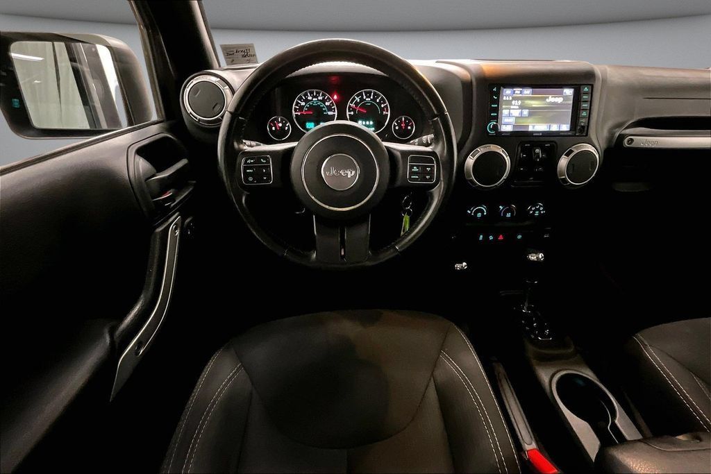 Used 2018 Jeep Wrangler Unlimited Rubicon w/ Connectivity Group AWD/4WD image 8