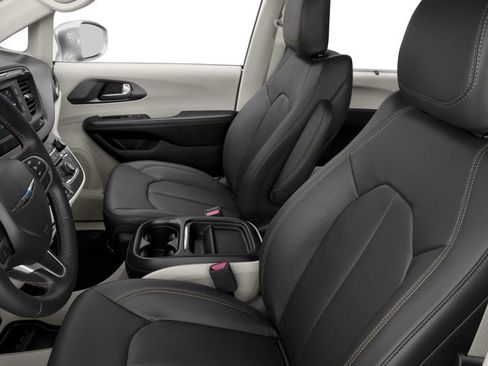 Used 2017 Chrysler Pacifica Touring-L Plus FWD image 12