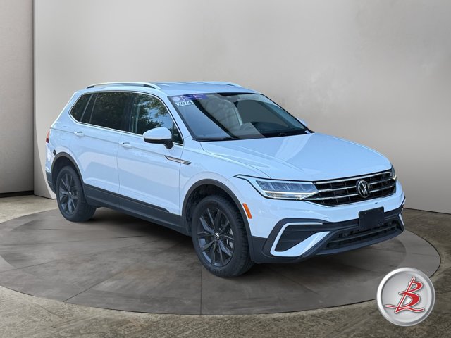 Used 2024 Volkswagen Tiguan SE AWD/4WD image 1