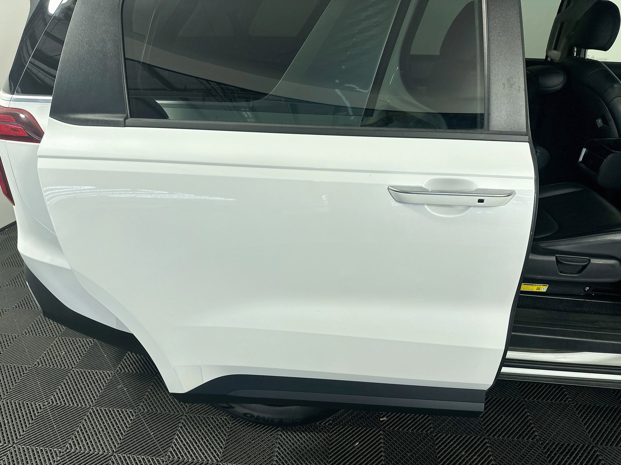 Used 2025 Kia Carnival FWD image 31