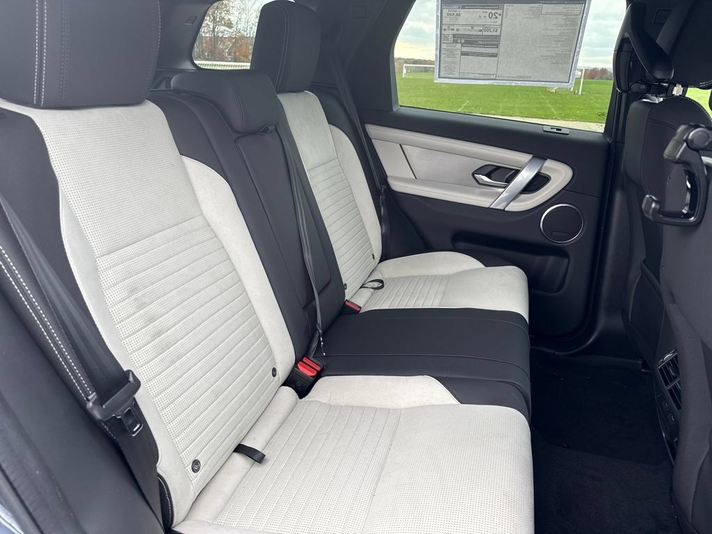 Used 2025 Land Rover Discovery Sport Dynamic SE AWD/4WD image 17
