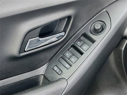 Used 2020 Chevrolet Trax LT w/ LT Convenience Package image 9