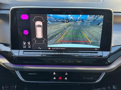 Used 2024 Volkswagen Atlas Peak Edition SE image 35