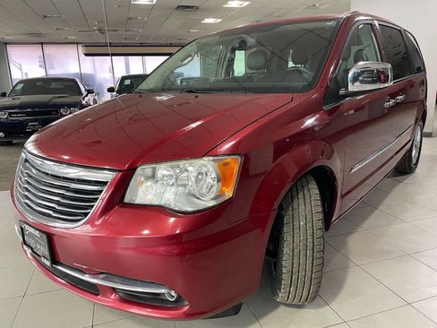 Used 2015 Chrysler Town & Country Touring-L w/ Driver Convenience Group image 3