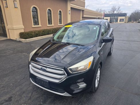 Used 2017 Ford Escape SE image 1