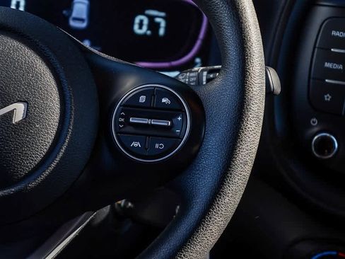 Used 2023 Kia Soul LX w/ LX Technology Package image 17