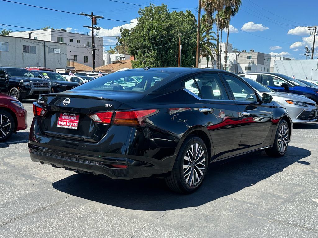 Used 2024 Nissan Altima 2.5 SV FWD image 7