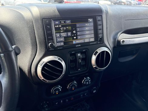 Used 2016 Jeep Wrangler Unlimited Sahara w/ Connectivity Group AWD/4WD image 29