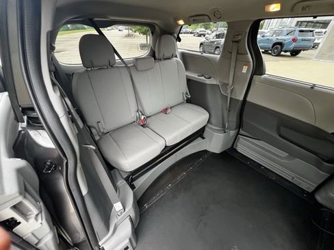 Used 2019 Toyota Sienna XLE image 23